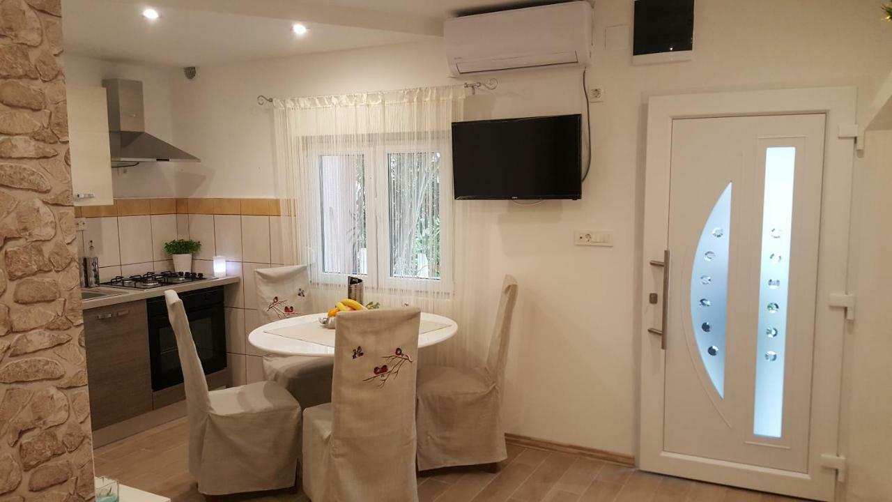 Apartmani Sarm Vir Exterior foto