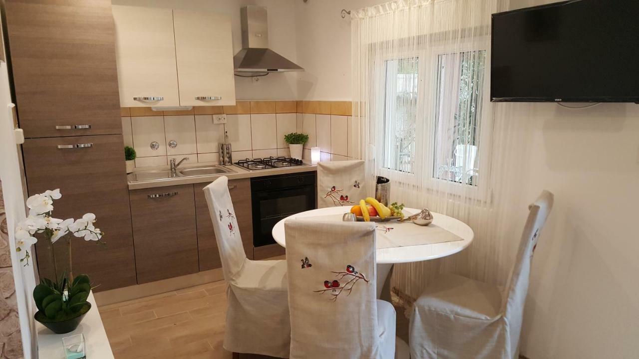 Apartmani Sarm Vir Exterior foto